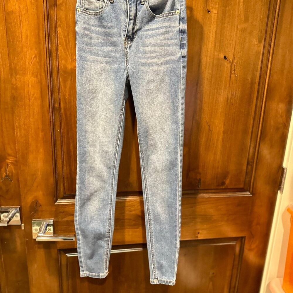 Abound Women's high rise light wash denim jeans, Size 23 - Picture 3 of 12